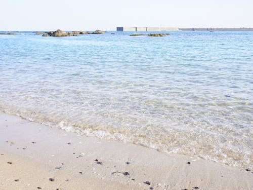 車を5分程度走らせると美しい海辺に出会えます。