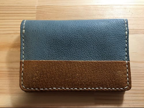 東京の事業者と協力して革製品の加工にも取り組んでいます