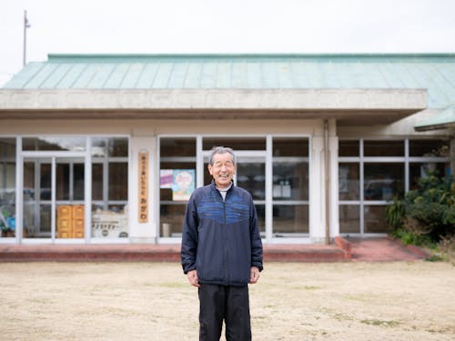 小川島の区長さん。めぐりあいらんどおがわ(農業体験宿泊施設)の前で。