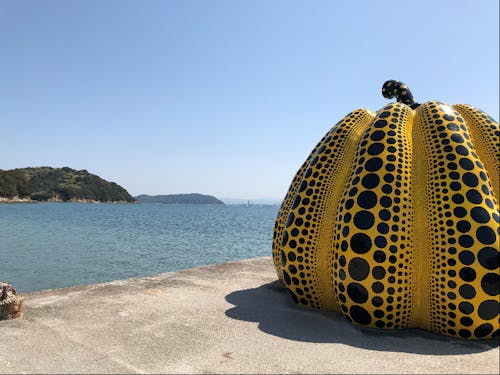 直島町かぼちゃのアート作品