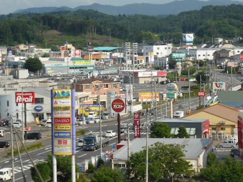 日常の買い物は市内の商業エリアで。