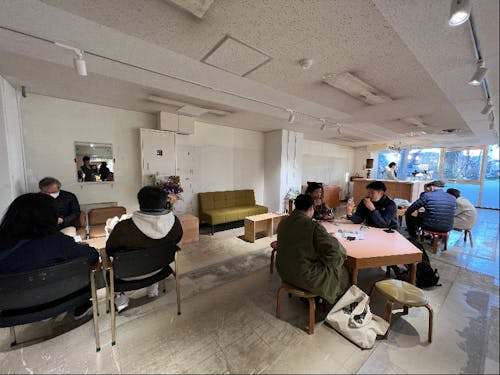 コーヒースタンド店内では図書館の家具を再活用