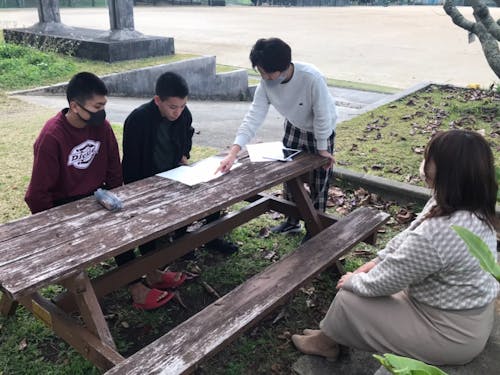 わからない箇所の質問を受けて解説をします。 勉強のみならず、スタッフの地元や大学時代についての話なども。