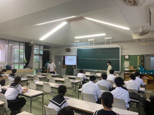 説明会では塾の説明、スタッフ紹介などで塾生以外の生徒とも交流します。