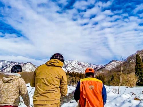 マタギと山に入る、籠編みをするなど、山の麓らしい暮らしも満喫!