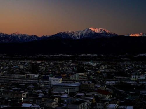 二つのアルプスに囲まれた伊那谷の冬の夕暮れ