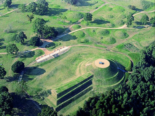 まちのすぐそばにある西都原古墳群は、市民の憩いの場です。