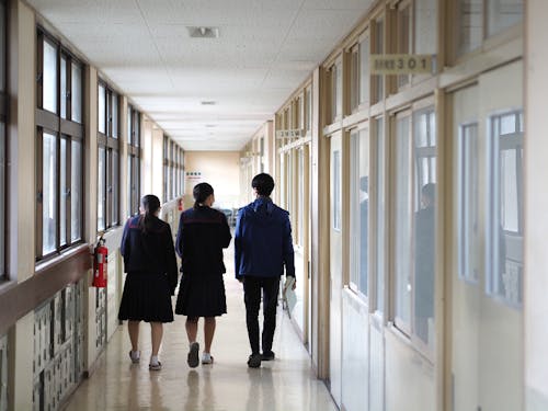 萩市内の高校で活動中