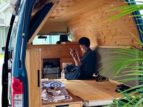 ご予約の空き時間に、自由に過ごすスタッフ