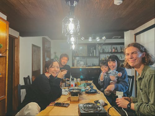 夜は懇親会。テーブル囲んでお話しましょう。