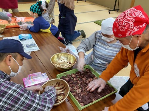 郷土料理のさといもおはぎを作る移住者交流会の様子