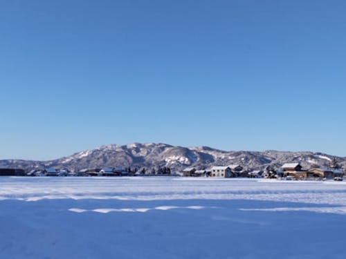冬の晴れた日。白く雪化粧した南砺市の銀世界(^^♪