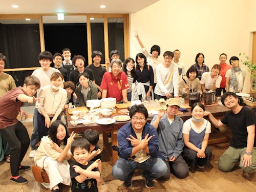 写っているのはほとんどが移住者!みんなでワイワイ交流