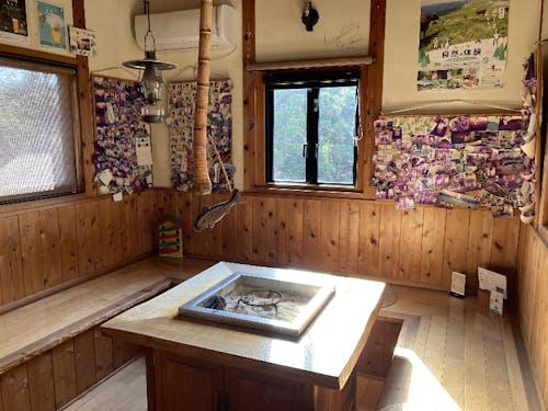 囲炉裏を囲んで食事も楽しめます