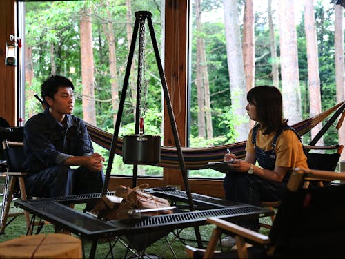 市内オートキャンプ場(ブルワリー併設)で働くUターン者へのインタビューの様子