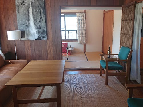 活動拠点に生まれ変わった円空かいひん荘、窓から海が見えます