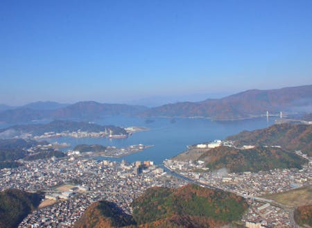 日本海側の港湾都市舞鶴　市内には約3,800もの事業所があります
