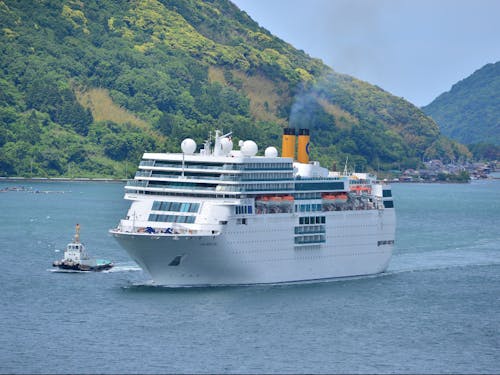 クルーズ船やフェリーも航行する日本海側拠点港舞鶴 バカンスは船で