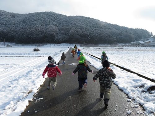 大自然の中で子どもたちものびのび!