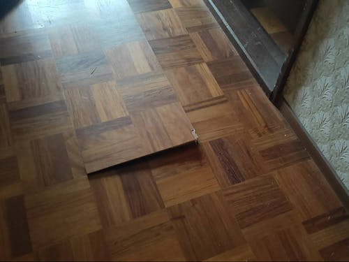 古民家を頑張って改修中!床がめくれあがってます