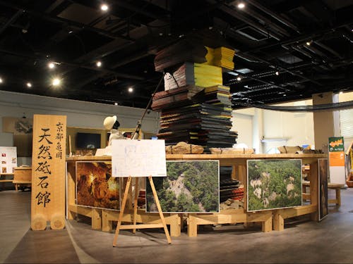 天然砥石館の館内（入口付近）