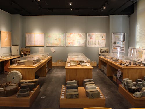 館内にはさまざまな砥石が展示される