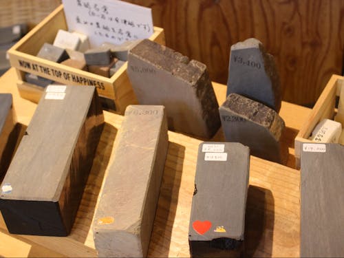 砥石の販売も大切な事業収入のひとつ