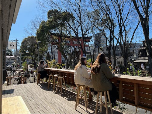 武蔵一宮氷川神社の参道に面したテラスは地域の方々の憩いの場