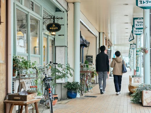 鞄トレセンは、鞄屋や鞄修理・クリーニング店などが並ぶ「カバンストリート」の先にあります