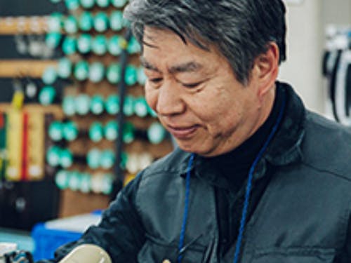 「鞄作りは面白い!楽しい!」と話す講師の森田先生