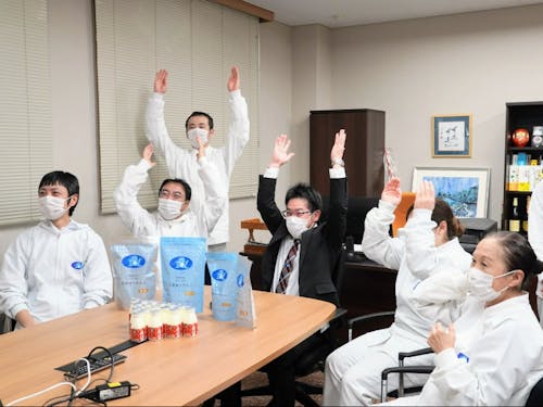 全国ヨーグルトサミットグランプリ受賞を喜ぶ社員の皆さん