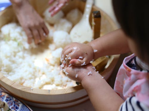 子どもと一緒に作るかまど炊きご飯と郷土寿司体験を、農泊のお母さんと提供中