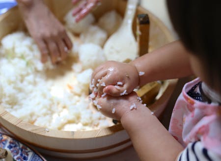 子どもと一緒に作るかまど炊きご飯と郷土寿司体験を、農泊のお母さんと提供中