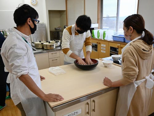 企業研修型ワーケーションの様子（チームdeそば打ち）