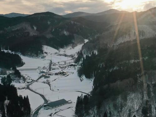 山間地域。冬には真っ白な雪に覆われます。