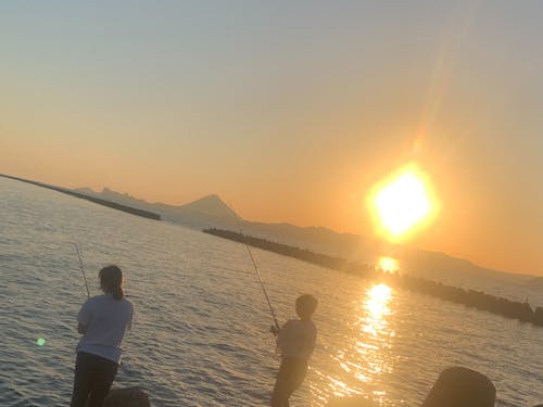 ふらっと海に行って釣り。綺麗な夕日で1日が終わります。