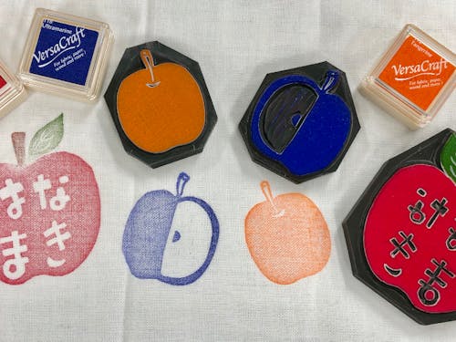 得意の手仕事を活かした「消しゴムはんこ」は好評で、市内講師で引っ張りだこ。