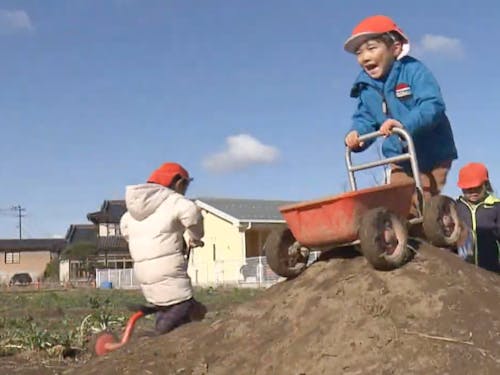 小高い山から手押し車と一緒に駆けおります。先生が見守っているからできること。