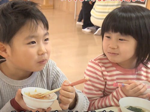 自分たちで育てた野菜を栄養満点の給食としてみんなでいただきます。