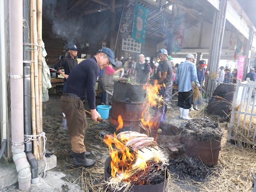 捌いたカツオはすぐに藁焼きに。