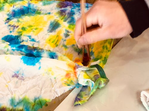 イベントでは伝統工芸の体験もできる。色とりどりに染められる染物体験の様子