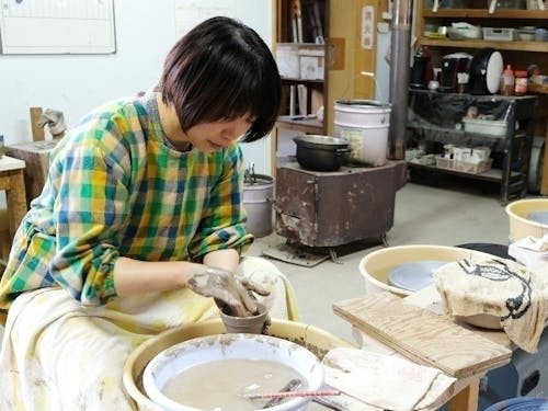 焼き物体験の様子。静かな山村でじっくりと作品と向き合うことができるのも花巻の魅力