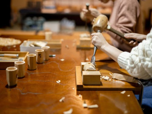 木彫りのまち「井波」彫刻師の職人の指導のもと、木彫り体験も行っています。