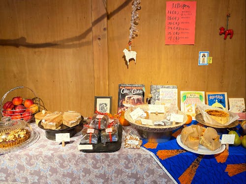 「REAUREAUCAFE 青浜店」店内のディスプレイ。