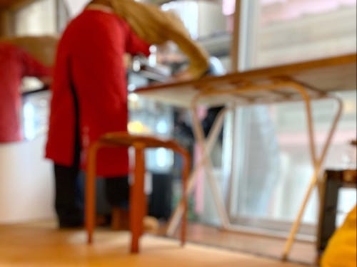 店内でじっくり選ぶことも、外から購入することも、希望者は中で食べることも可能。