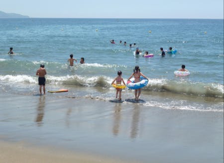 海で遊ぶ子どもも砂浜美術館の作品です