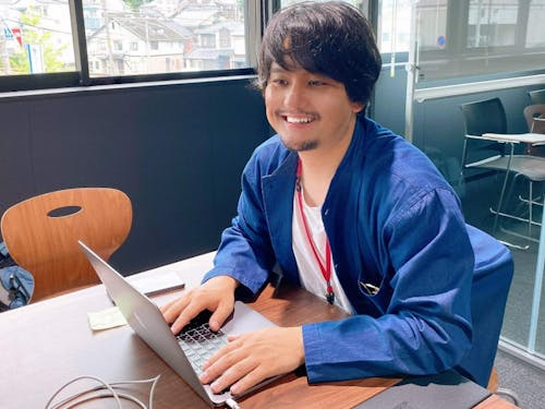 松岡さん(演劇祭企画会議でメンバーの意見を引き出します)