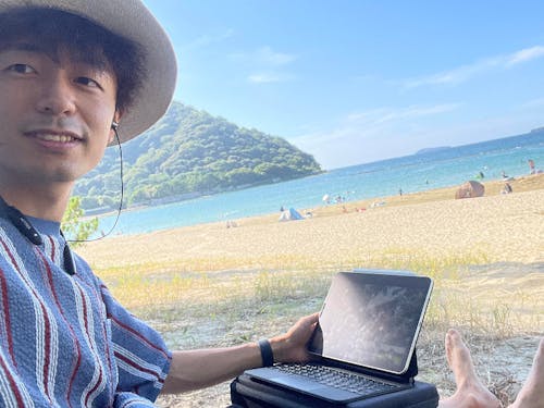 夏は海を眺めながら菊が浜でお仕事をしました☺️