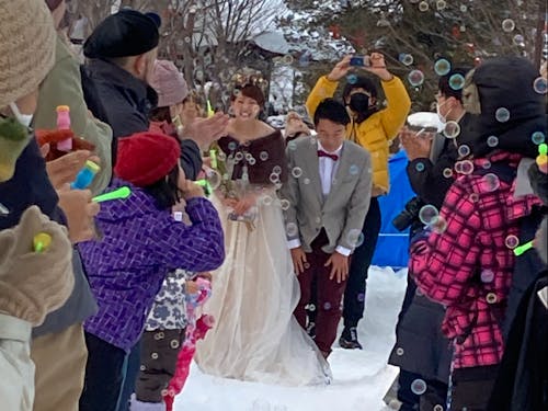 ウエディングプランナーを目指す高校生が課題研究の中で、移住してきた新婚さんの小さな結婚セレモニーを企画しました。集まった多くの町民が祝福した、あたたかな会となりました。