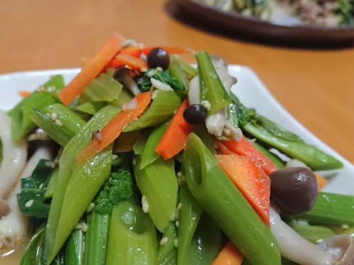 タノシモカフェはコロナが落ち着いている時は、食べ物飲み物を持ち寄るポットラック形式で開催します。旬の山菜が並ぶことも!